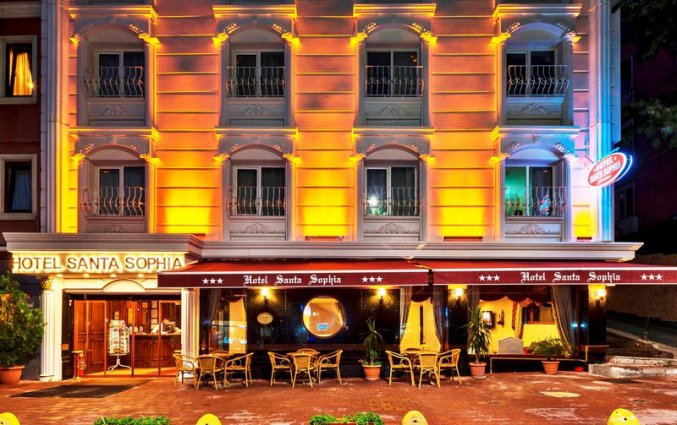 Vooraanzicht van hotel Santa Sophia in Istanbul