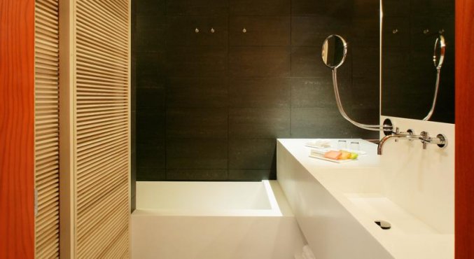 Badkamer van een tweepersoonskamer van Hotel Puerta America in Madrid