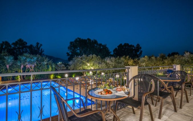 Terras met uitzicht op zwembad hotel Castelli