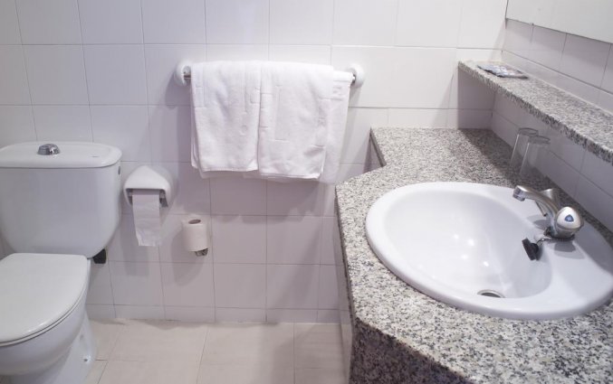 Badkamer van een tweepersoonskamer van Hotel Els Pins aan de Costa Brava