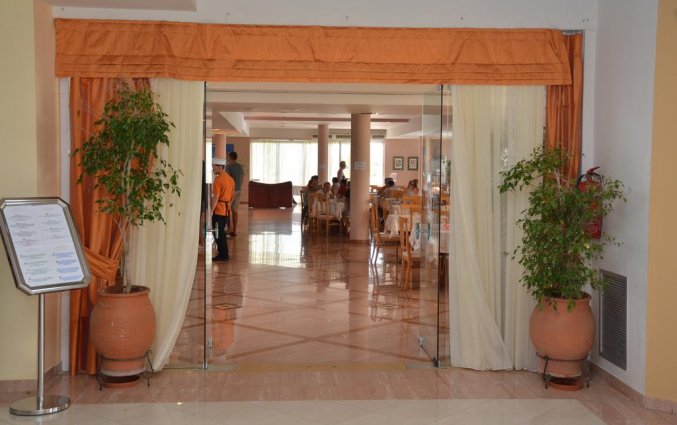 Ingang van Hotel Sovereign Beach op Kos