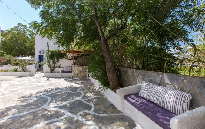 Tuin met bank van Appartementen Edem Garden Residence Mykonos