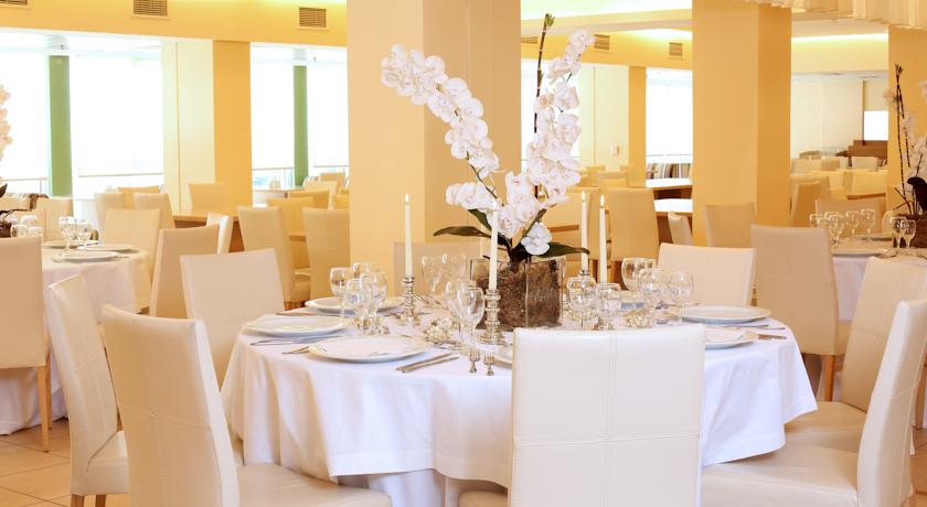 Tafels in restaurant van hotel Ariti Corfu