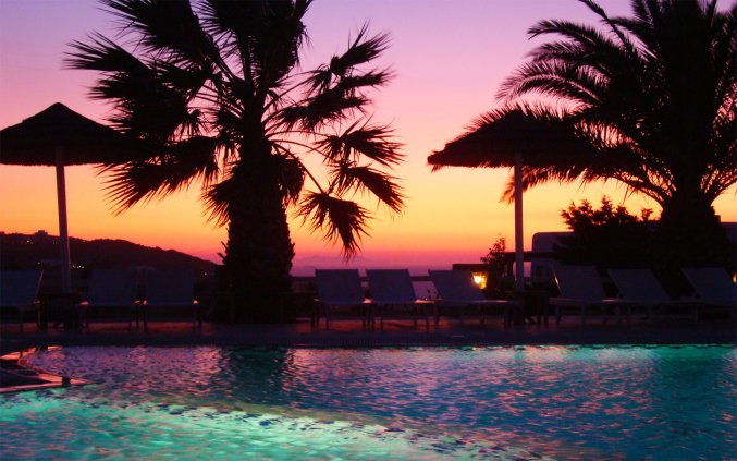 Buitenzwembad in de avond Hotel Giannoulaki