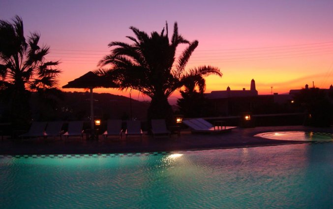 Buitenzwembad in de avond Hotel Giannoulaki