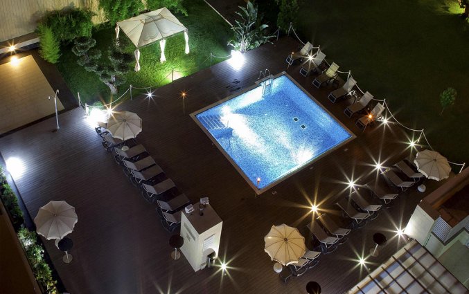 Zwembad en terras van Hotel Spa Villa Olimpic@ in Barcelona