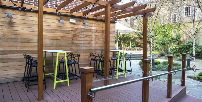 Terras van Hotel Point A Londen Liverpool Street in Londen