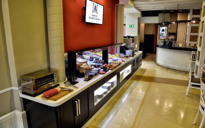 Ontbijtzaal met buffet van Hotel Atarazanas Boutique in Malaga