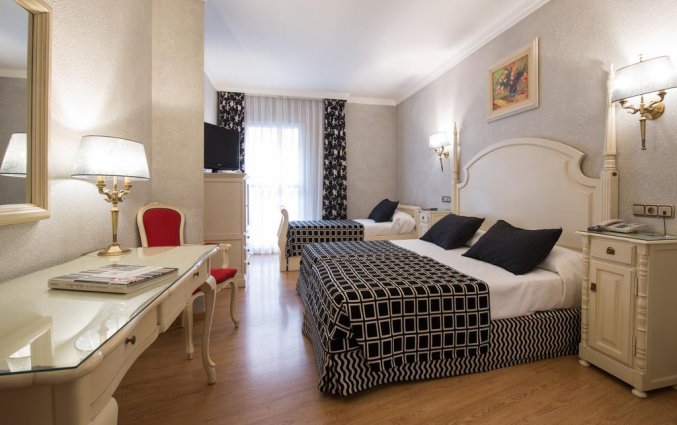 Driepersoonskamer in hotel Salles Malaga Centro in Malaga