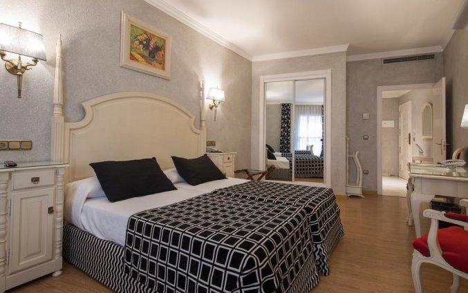 Tweepersoonskamer met tweepersoonsbed in hotel Salles Malaga Centro in Malaga