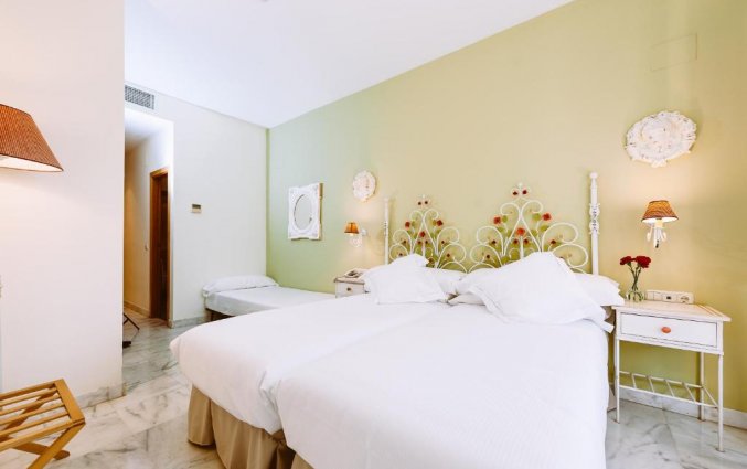 Tweepersoonskamer met aparte bedden van Azz Hotel Doña Manuela in Sevilla