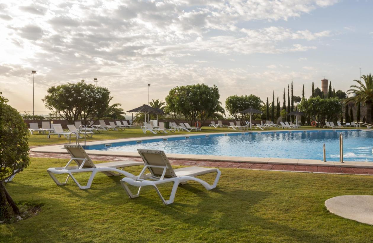 Zonneterras en zwembad van Ilunion Alcora Sevilla