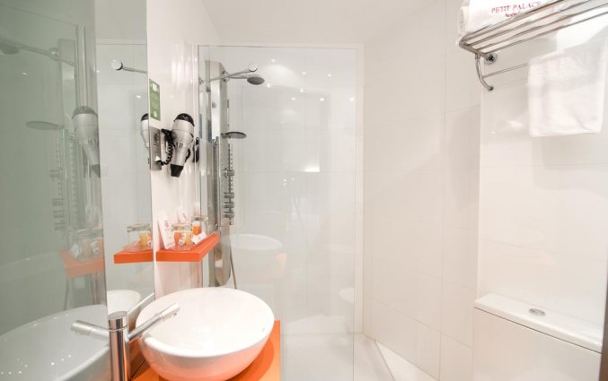 Badkamer in Hotel Petit Palace Canalejas in Seville