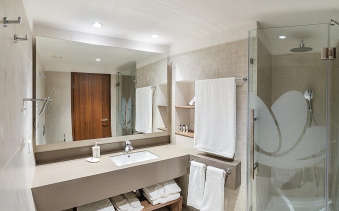 Badkamer tweepersoonskamer hotel Smy Lisboa in Lissabon