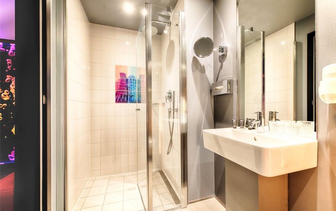 Badkamer tweepersoonskamer hotel NYX Prague