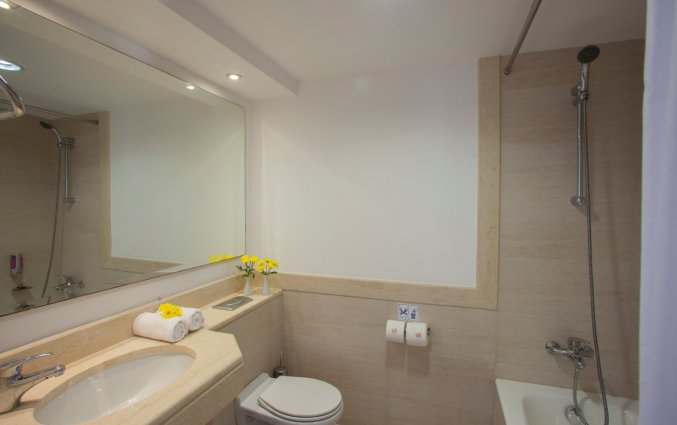 Badkamer van een standaard kamer hotel Primasol Louis Ionian Sun vakantie Corfu