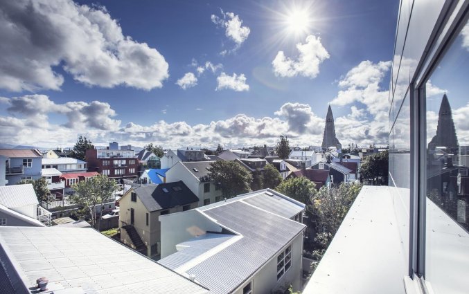 Uitzicht vanuit Hotel Odinsve in Reykjavik op IJsland