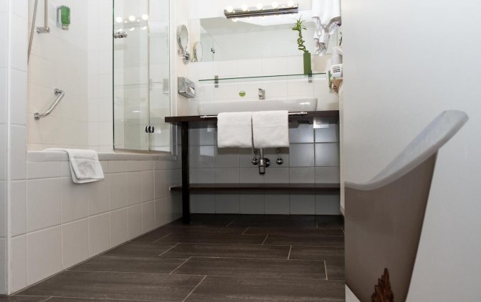 Badkamer met ligbad in standaard kamer van hotel Boutique Stadthalle in Wenen