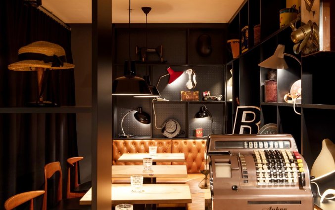 Old skool kassa van hotel Ruby Marie stedentrip Wenen