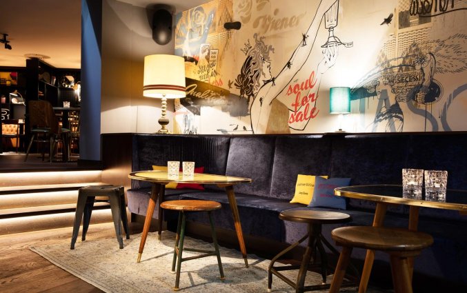 Zitgedeelte met unieke kunst op de muur van hotel Ruby Marie stedentrip Wenen