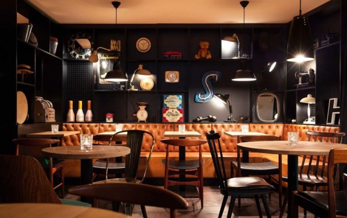 Zitplekken bij bar van Hotel Ruby Marie in Wenen