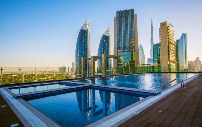 Zwembad op terras van hotel Gevora in Dubai