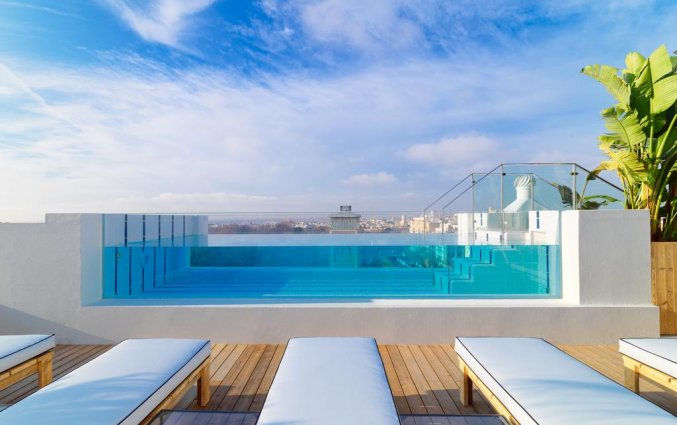 Dakterras met zwembad van Hotel H10 Puerta de Alcala in Madrid