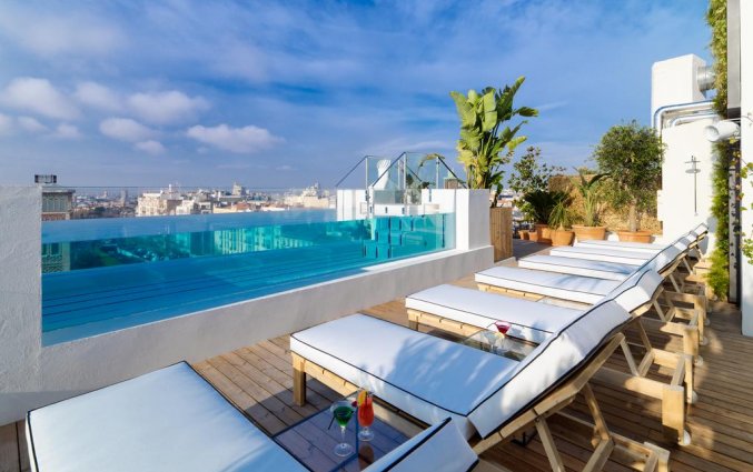 Dakterras met zwembad van Hotel H10 Puerta de Alcala in Madrid