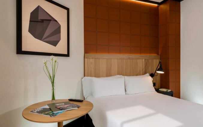 Tweepersoonskamer met tweepersoonsbed van Hotel H10 Puerta de Alcala in Madrid