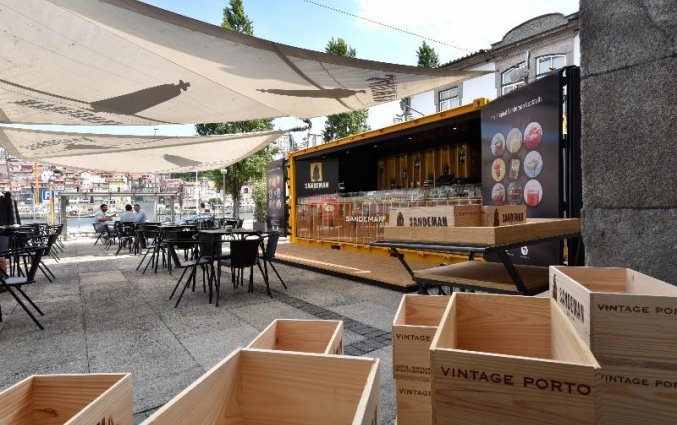 Buitenterras van Buitenkant van Hostel & Suites The house of Sandeman stedentrip Porto