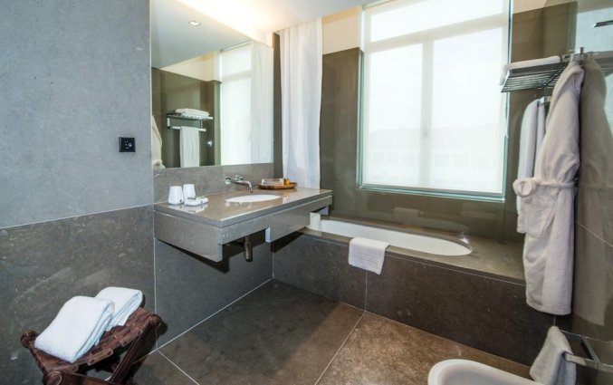 Badkamer van tweepersoonskamer van hotel en Bistro The Artist in Porto