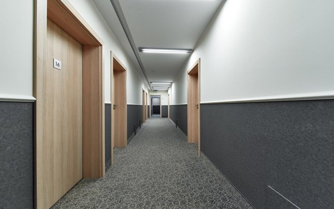 Gang met kamerdeuren van hotel 32 Krakow Old Town in Krakau