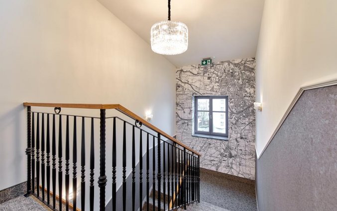 Trap in hal naar de kamers van hotel 32 Krakow Old Town in Krakau