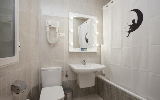 Badkamer van economy kamer van hotel Casual Valencia del Cine stedentrip Valencia