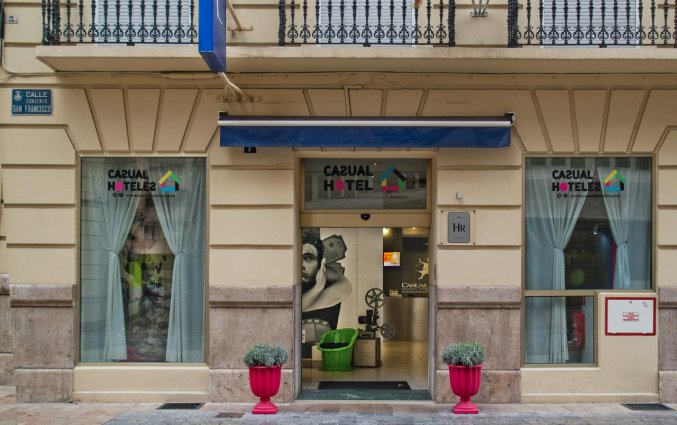 Buitenkant van hotel Casual Valencia del Cine stedentrip Valencia
