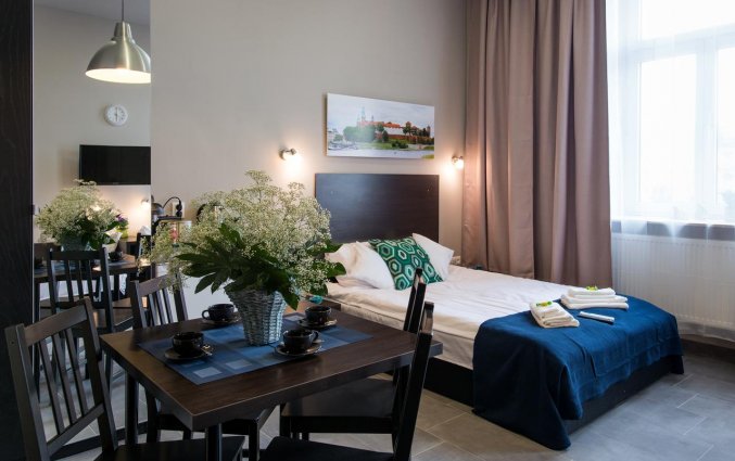 Bed en eethoek van een appartement van appartementen Happy Tower Krakow in Krakau