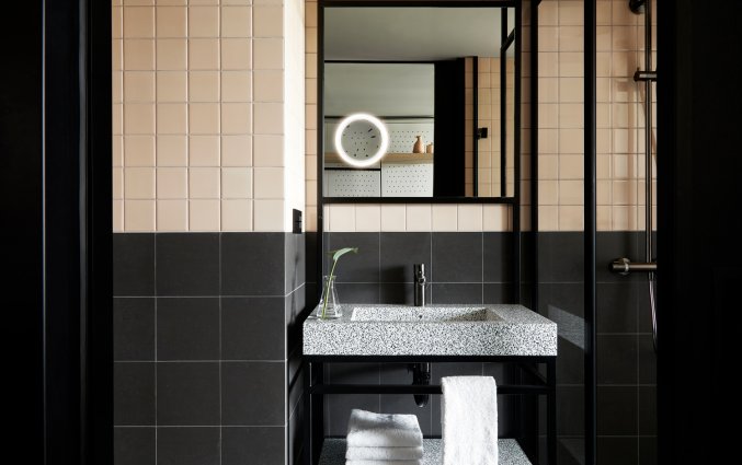 Badkamer van een tweepersoonskamer van Hotel PURO Kraków Kazimierz in Krakau