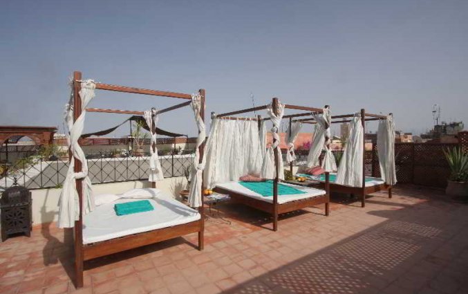 Dak met zonnebedden van Riad dar Bounouar Marrakec