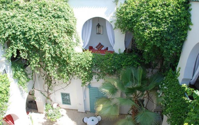 De binnenplaats van Riad dar Bounouar Marrakech