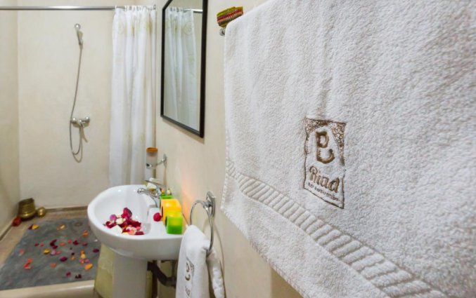 Badkamer van een tweepersoonskamer van Riad dar Benbrahim in Marrakech