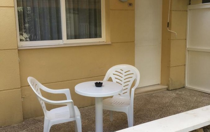 Terras van een accommodatie van Aparthotel Floramar op Menorca