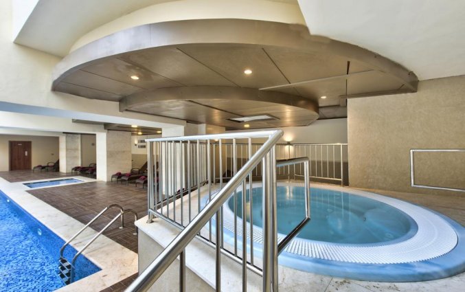 Binnenzwembad van Hotel en Spa db San Antonio op Malta