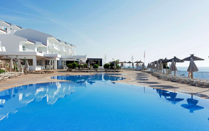 Buitenzwembad van Hotel HSM Calas Park op Mallorca