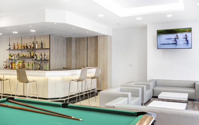 De bar met pooltafel van Hotel AluaSun Continental Park Mallorca