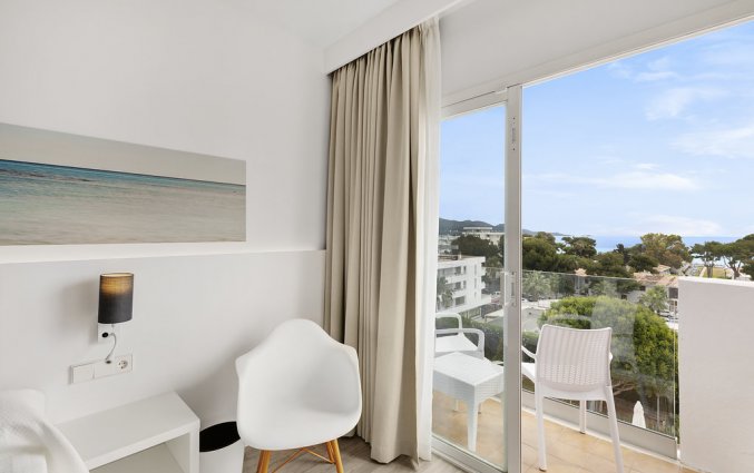 Een kamer met balkon van Hotel AluaSun Continental Park Mallorca