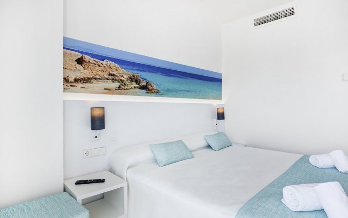 Een tweepersoonsbed van Hotel AluaSun Continental Park Mallorca