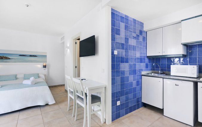 Een tweepersoonsstudio met kitchenette van Hotel AluaSun Continental Park Mallorca