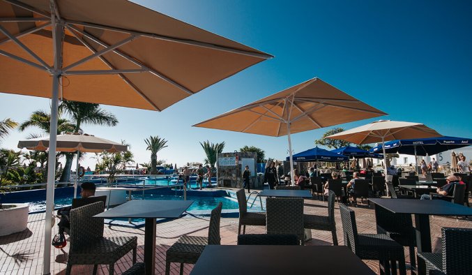 Zonneterras van Hotel Puerto Azul op Gran Canaria
