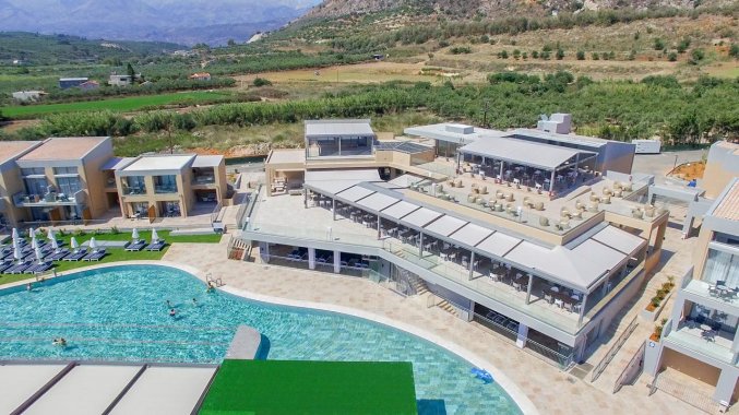 Buitenzwembad met uitzicht van Hotel Kiani Beach Resort op Kreta