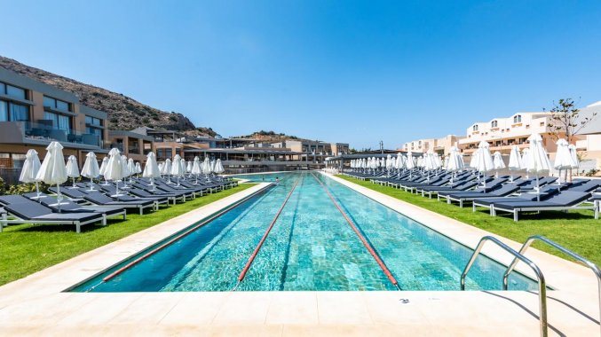 Buitenzwembad van Hotel Kiani Beach Resort op Kreta